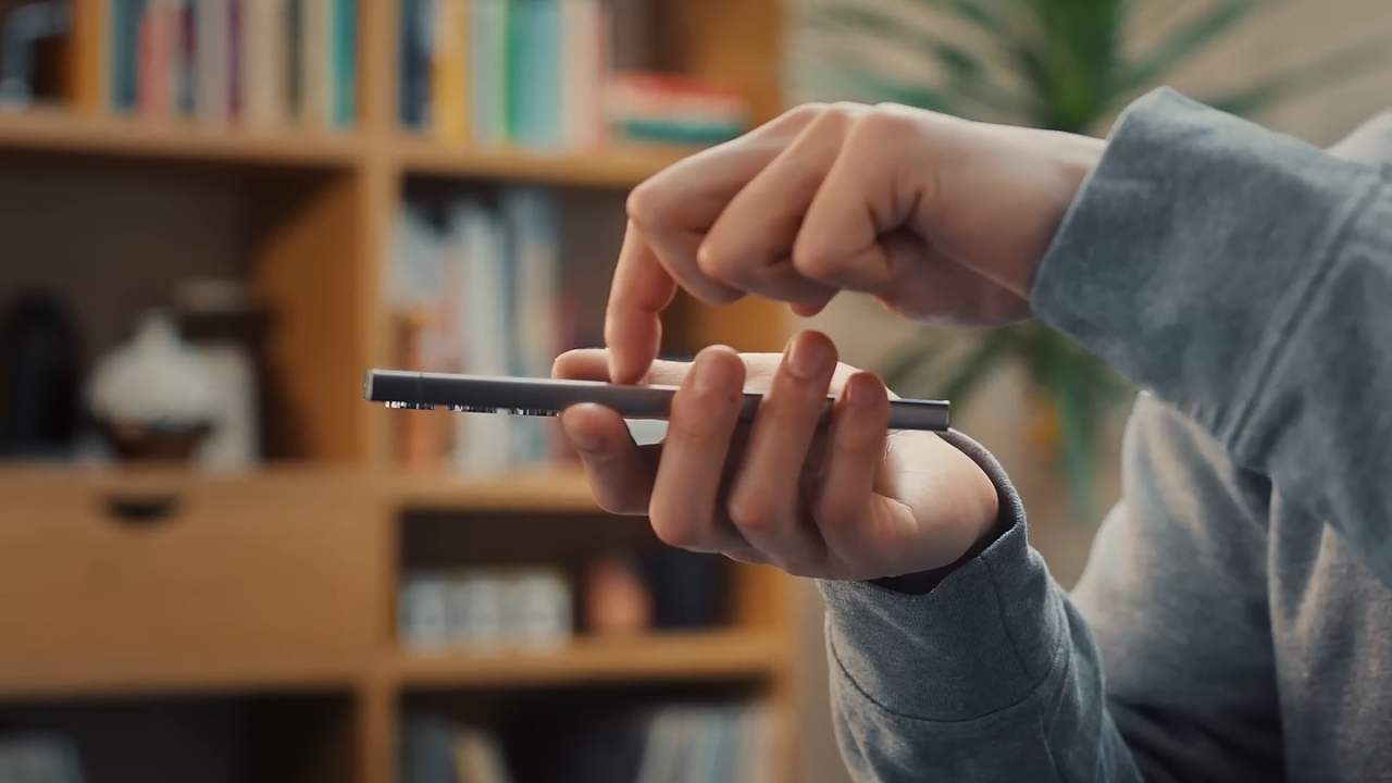 Una mano toca la pantalla de un teléfono